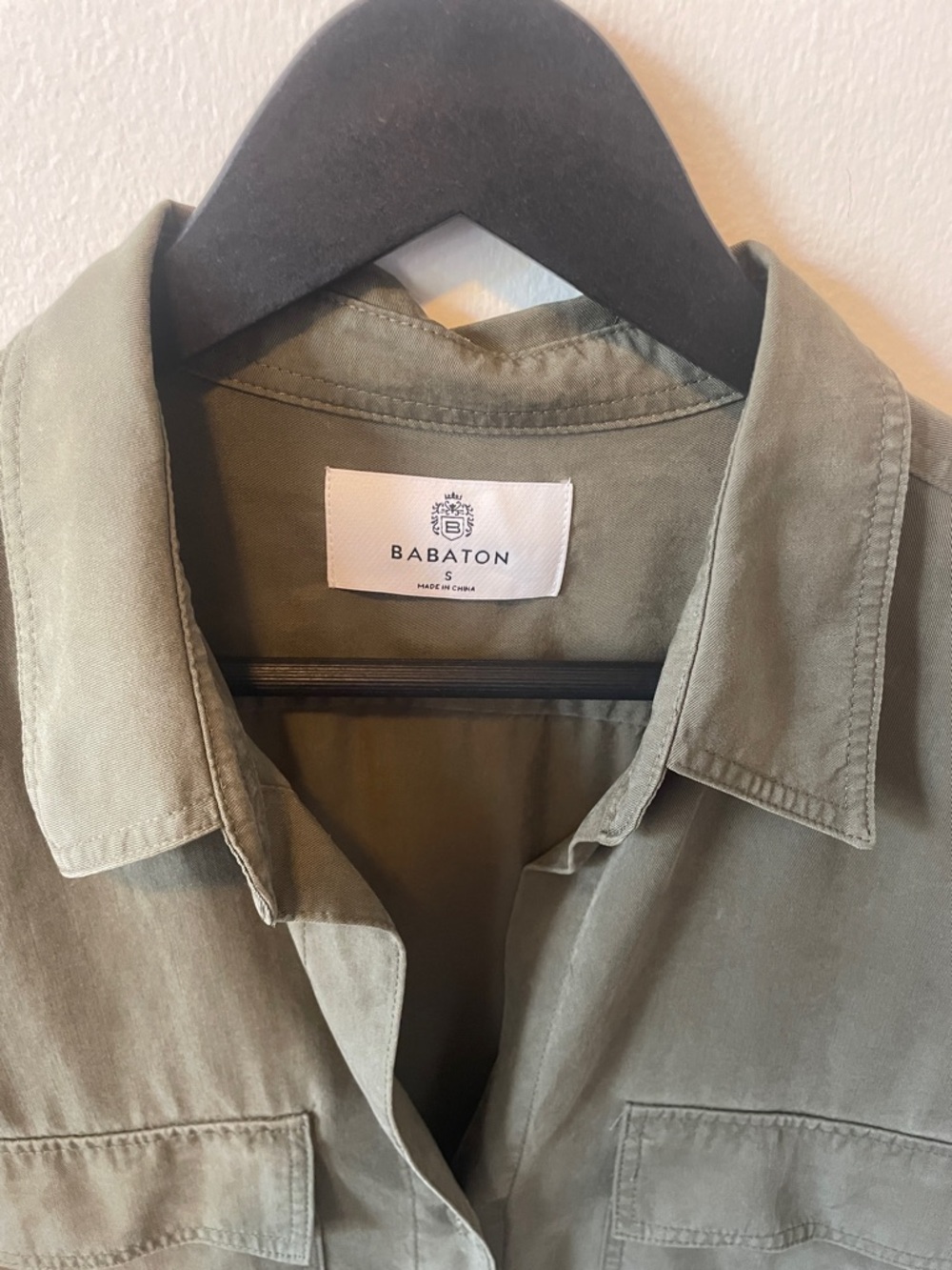 Aritzia Babaton Utility Shirt Button Down Relaxed Drapey Blouse Size Small - Picture 4 of 6